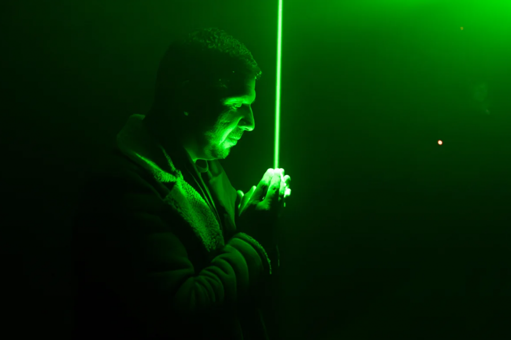 Con visitas guiadas en el MIM: Arte y ciencia unidos en muestra lumínica inmersiva sobre misterios de la luz