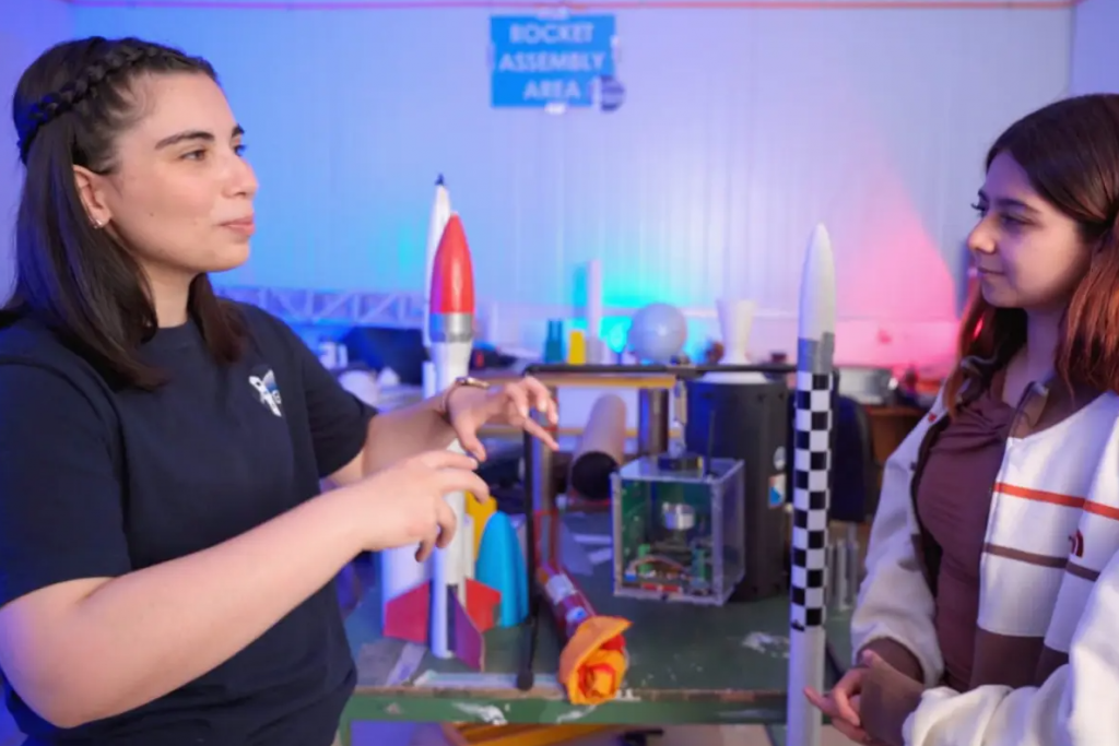 Serie chilena “Brillantes, Mujeres que Iluminan” destaca a jóvenes con vocación científica