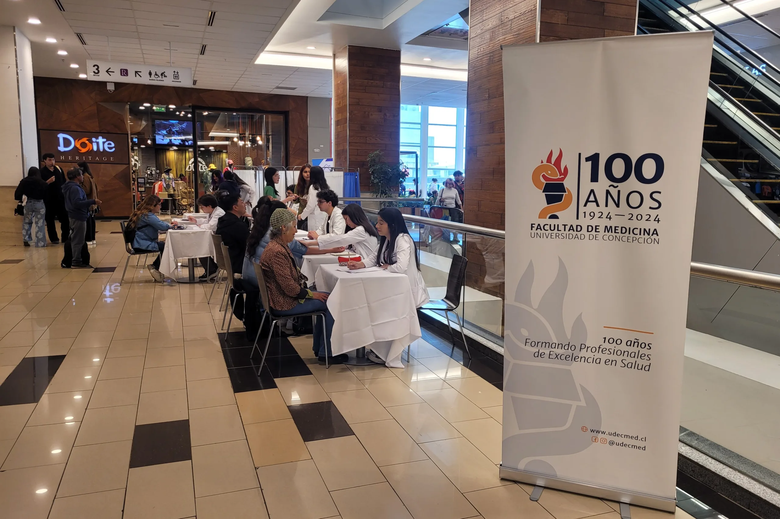 Operativo de Medicina UdeC en Mall del Centro Concepción