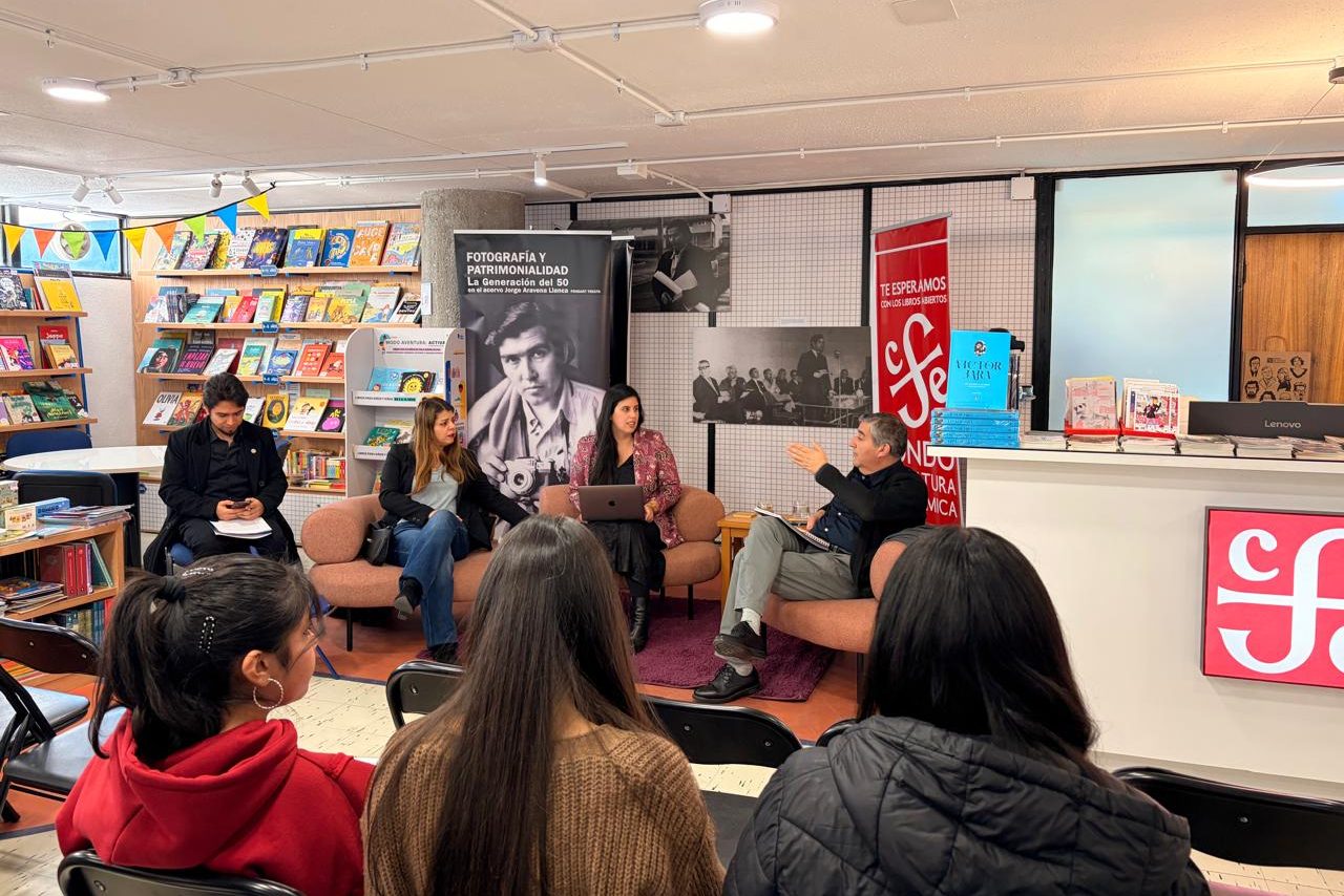 UdeC promueve diálogo interdisciplinario sobre fotografía y poesía de la Generación del 50
