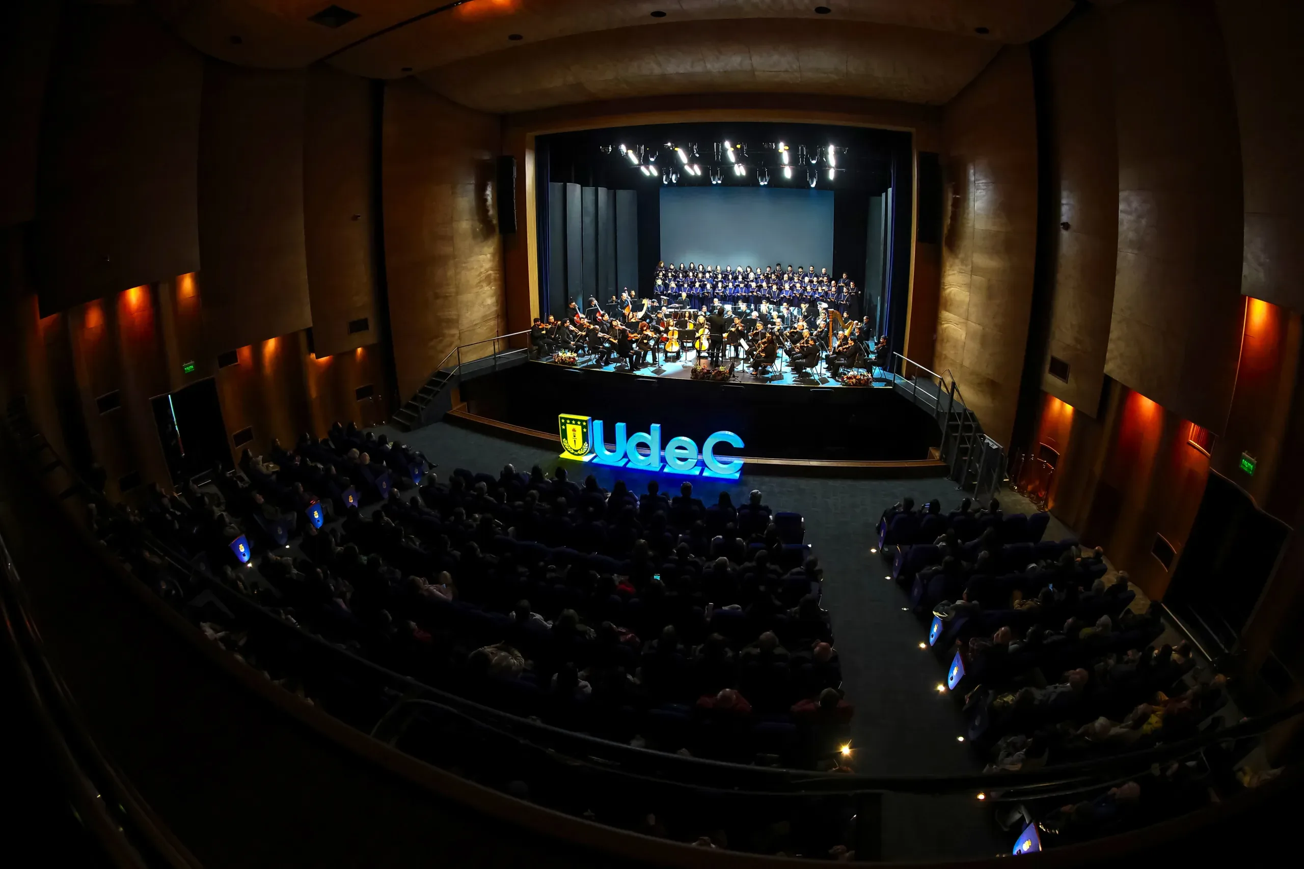 UdeC conmemoró su aniversario con concierto sinfónico-coral en el Teatro Municipal de Chillán