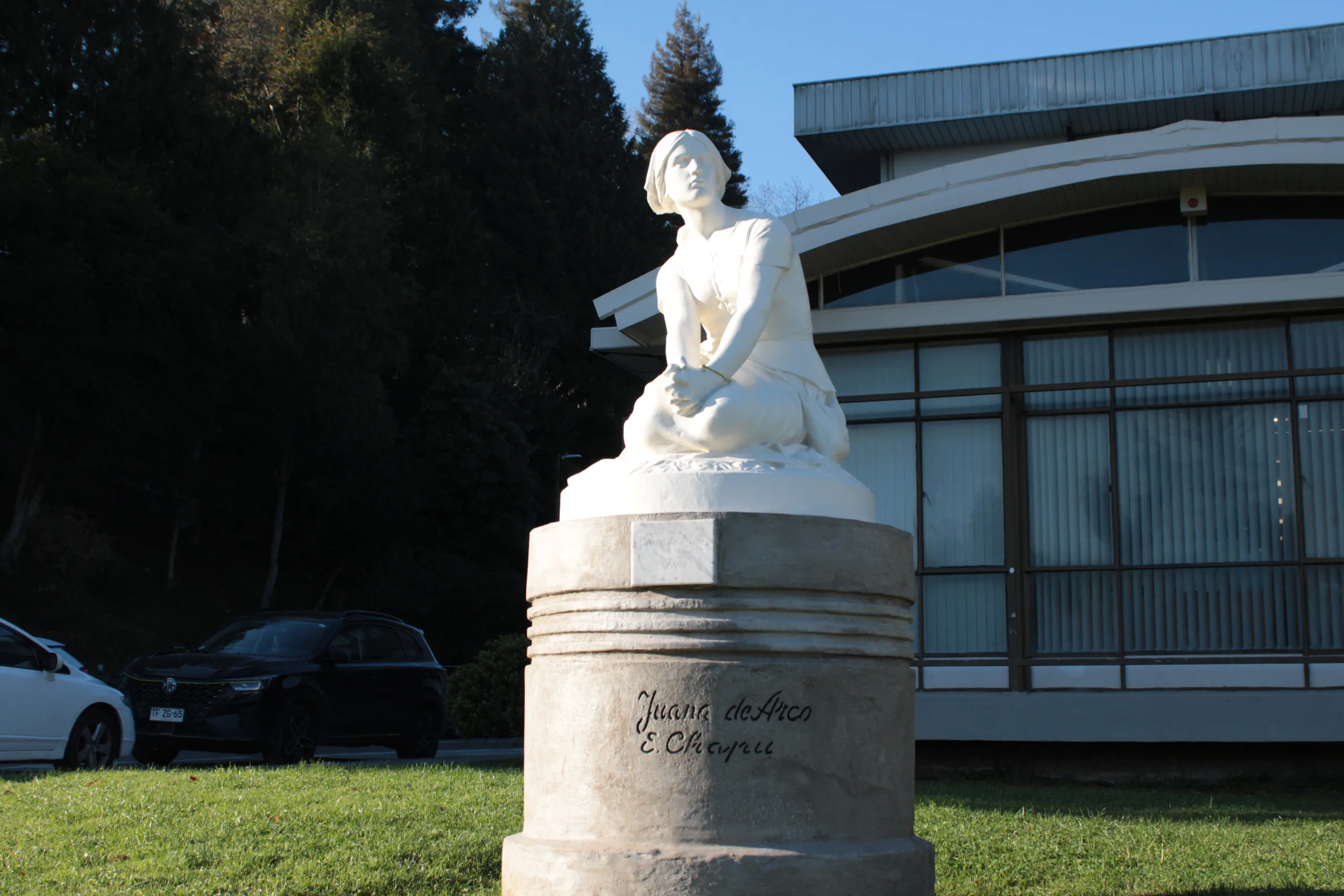 Escultura patrimonial de Juana de Arco vuelve al campus Concepción tras proceso de restauración