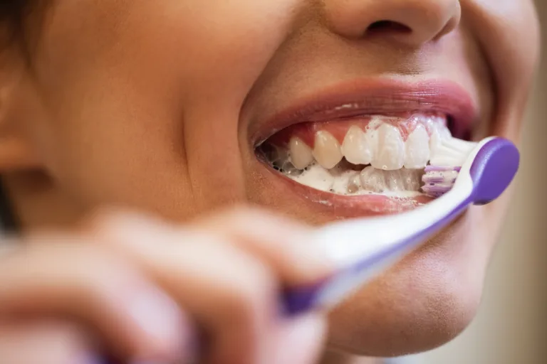 cuidado de las encías con lavado de dientes