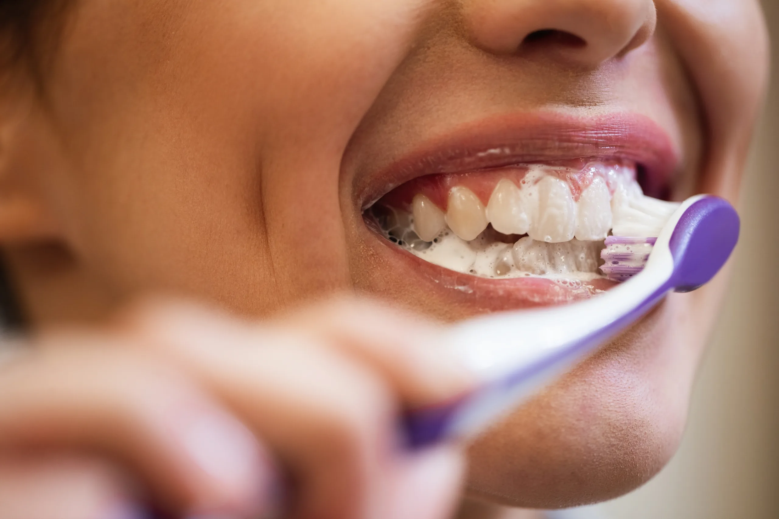 cuidado de las encías con lavado de dientes