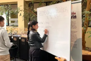 Estudiantes internacionales exploran la historia y cultura chilena a través del cine