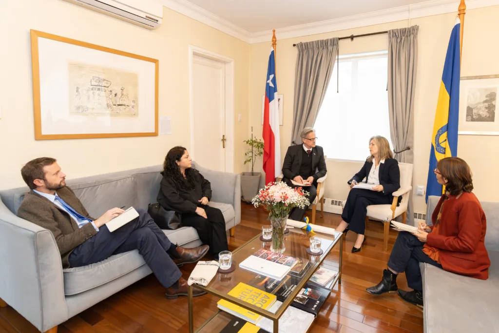 Rectora UdeC Jacqueline Sepúlveda junto a embajador del Reino Unido en visita protocolar.