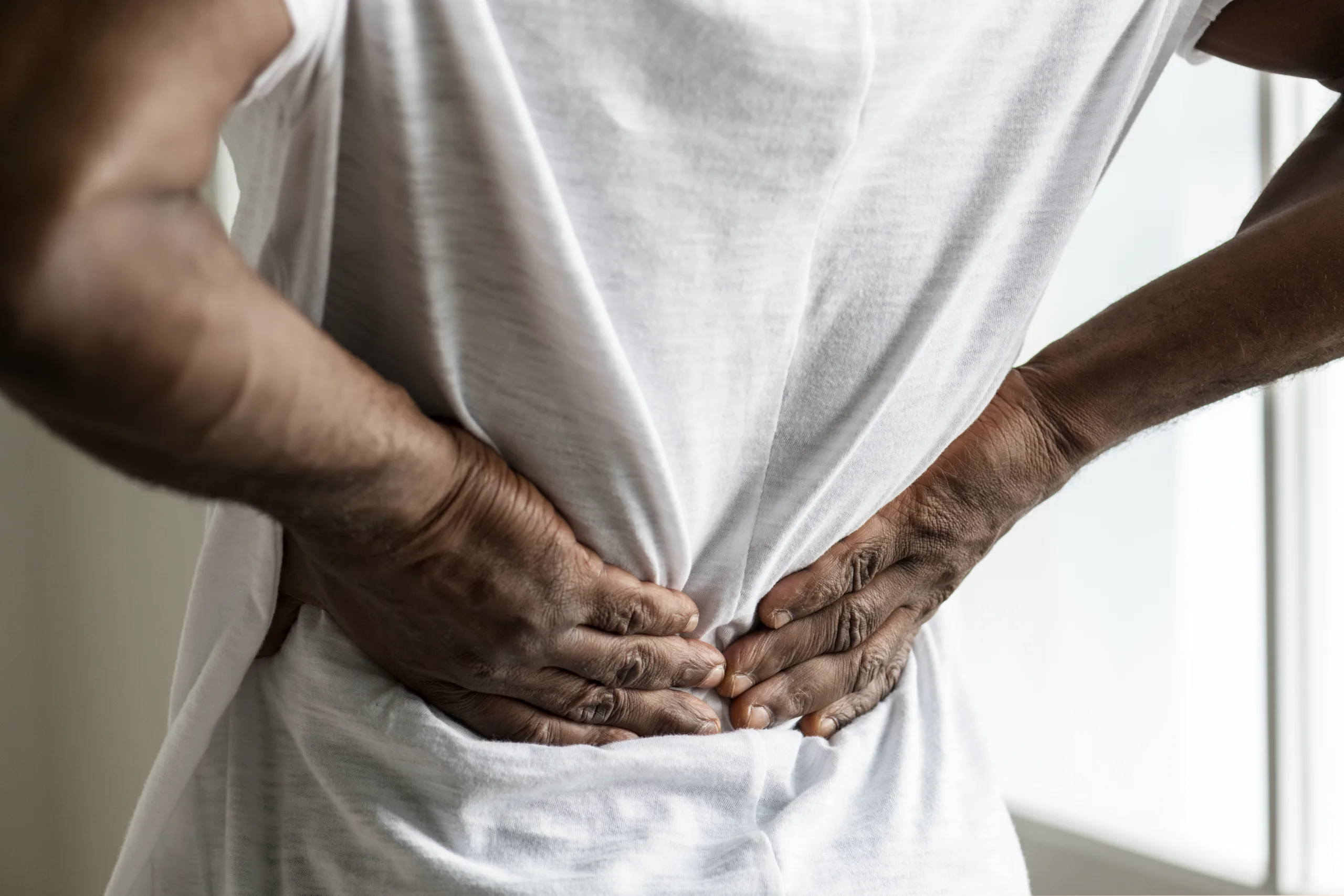 hombre con dolor de espalda baja riñones cáncer renal
