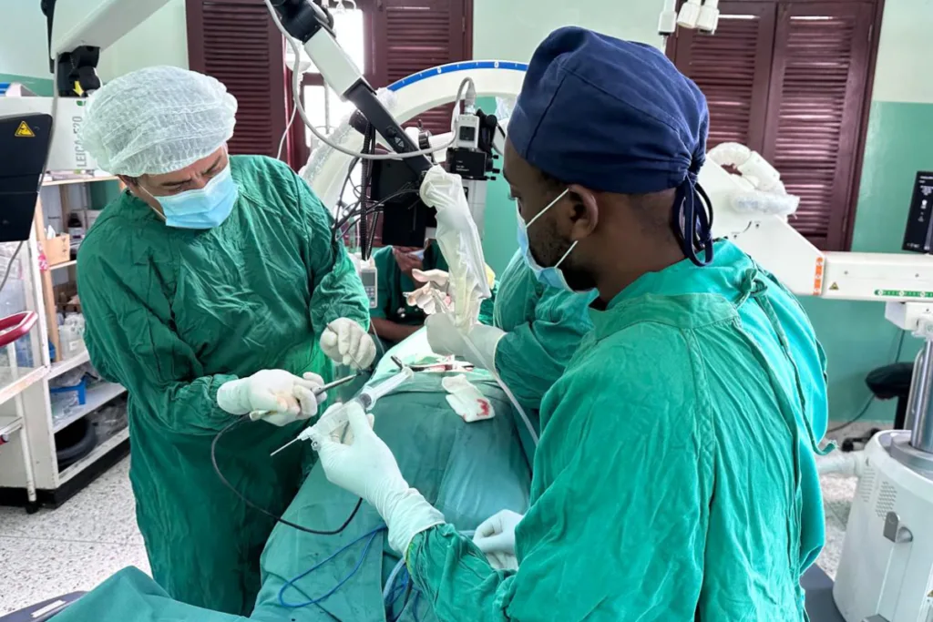 Neurocirugía con vocación de cambio: académico UdeC contribuye a la formación médica en África
