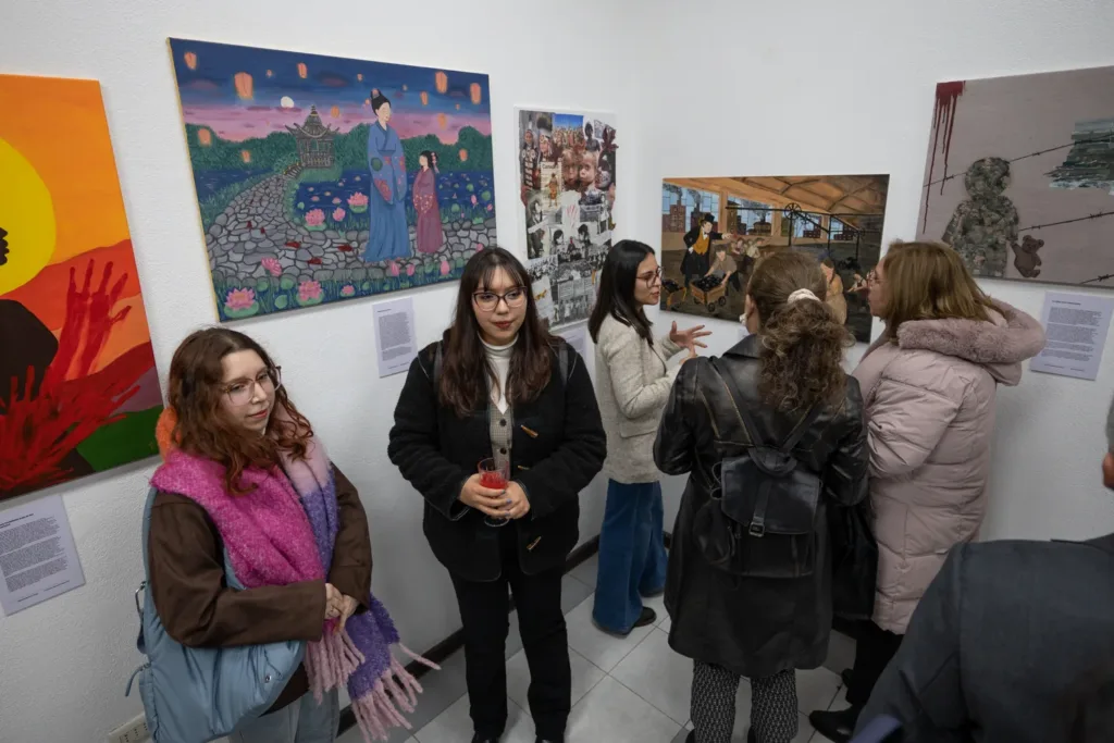Exposición aborda la historia y protección de la niñez desde la perspectiva estudiantil