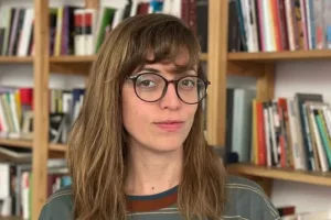 «Jugar con el lenguaje es poner a prueba sus límites»: Consuelo Iturraspe inicia residencia creativa en la UdeC