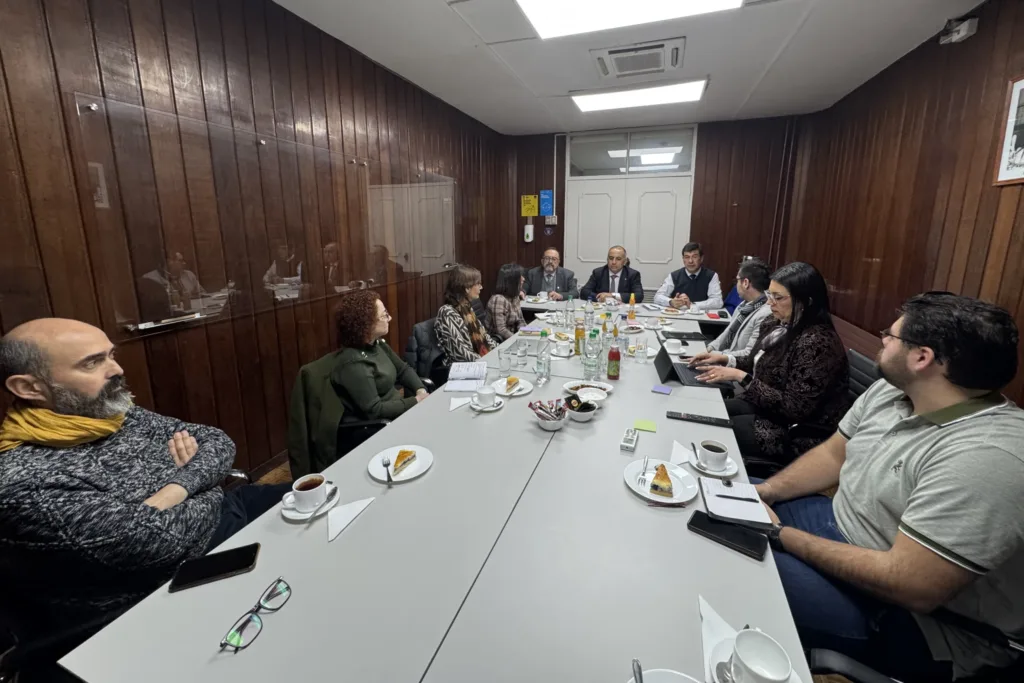UdeC avanza en la articulación entre sus campus con jornada de trabajo de la VRIM en Los Ángeles