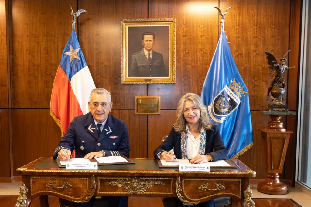 UdeC y FACH suscriben convenio para impulsar colaboración en inteligencia artificial y desarrollo espacial