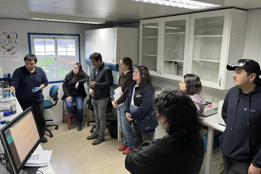 Ciencia y acuicultura se encuentran para mejorar la gestión ambiental de los fiordos del sur de Chile