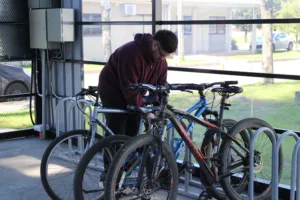 Nuevo bicicletero en Campus Chillán entrega mayor seguridad y comodidad a la comunidad universitaria