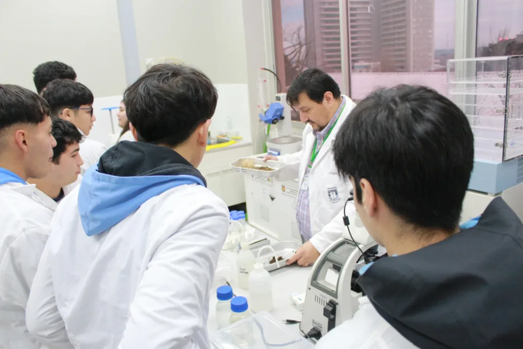 Laboratorios, experimentos y ciencia marcaron nueva Escuela de Invierno en Campus Los Ángeles