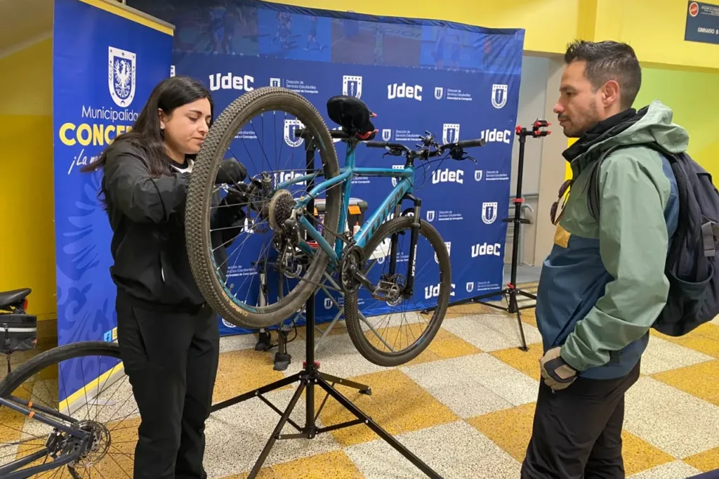 “Pedaleando bajo la lluvia” continuará durante agosto con jornadas de mantención gratuitas para ciclistas