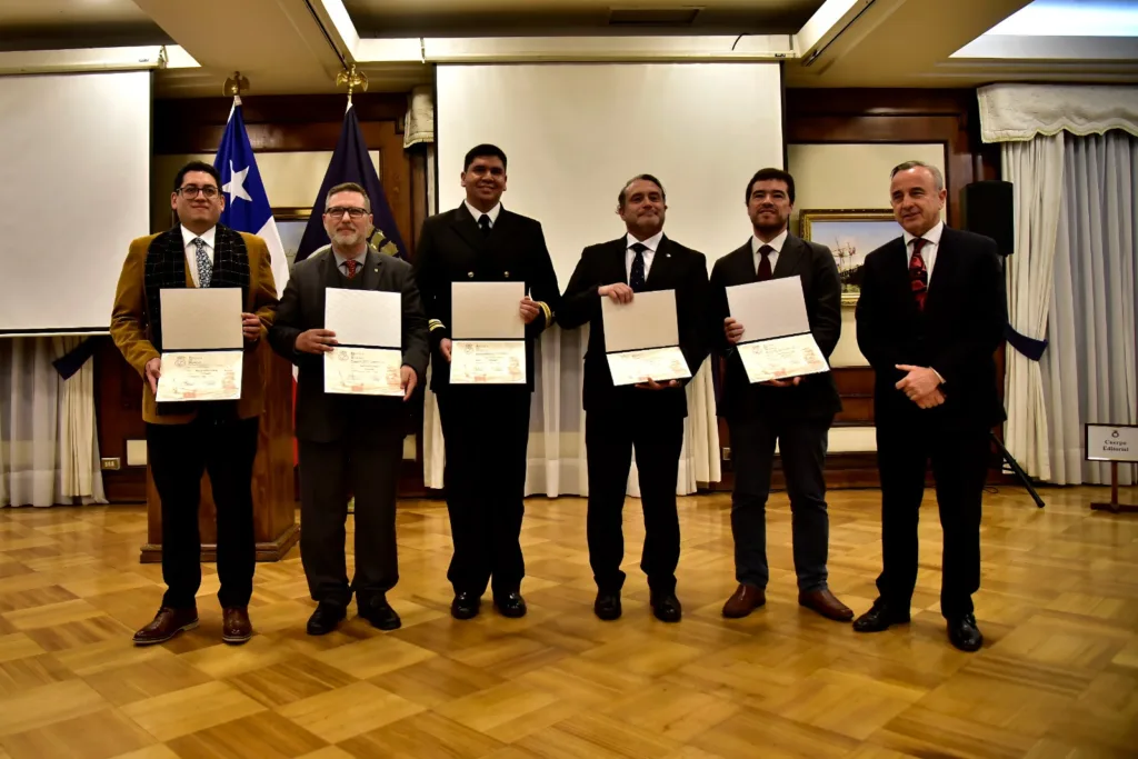 Académico UdeC recibe reconocimiento de la Revista de Marina por su aporte al debate histórico y naval