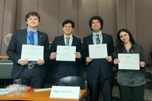 Estudiantes y alumni de Derecho destacaron en juicios simulados sobre energía y arbitraje internacional