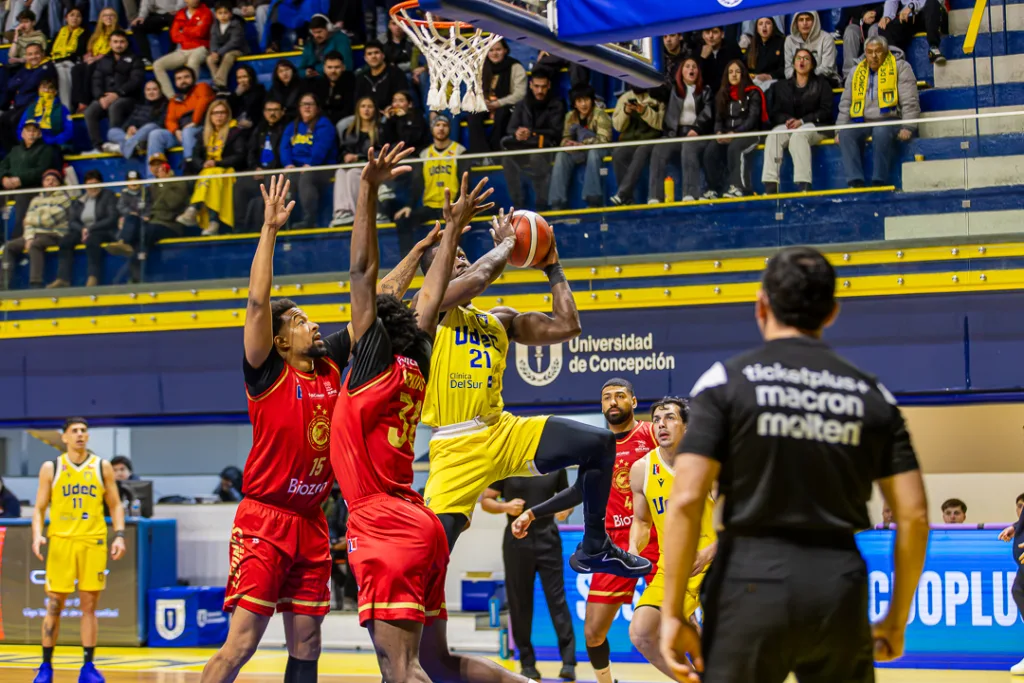 Básquet UdeC aseguró el liderato de la Conferencia Centro, luego de vencer a CDC Los Leones en casa