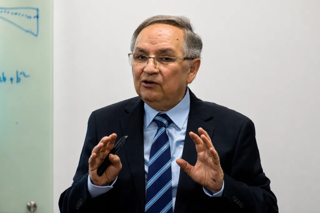 Profesor Emérito José Rigoberto Parada publica libro sobre interrogantes fundamentales de la existencia terrenal