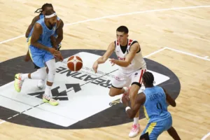 Sebastián Pereira brilla ante Bahamas con la selección chilena de básquetbol