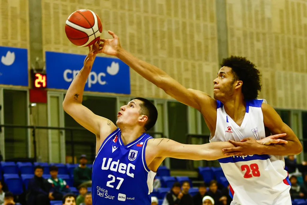 Básquet UdeC tuvo un positivo periplo en la capital y volvió con dos cómodas victorias