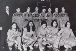 1977 y 2005: grandes campañas del básquetbol femenino que terminaron con dos títulos nacionales universitarios