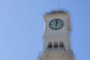 Cambio de hora vuelve a desafiar el ritmo biológico de chilenas y chilenos