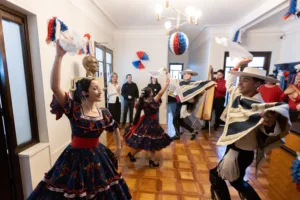 Rectoría UdeC se llenó de folclor con el regreso de su tradicional esquinazo