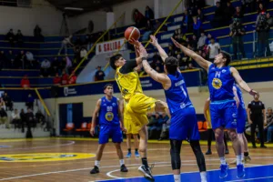Con un importante protagonismo nacional en ofensiva, Básquet UdeC volvió a la victoria en la Casa del Deporte