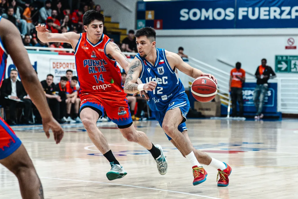 Con un inspirado Nicolás Aguirre, Básquet UdeC remontó frente a Puente Alto y debutó con un triunfo en el Big-8