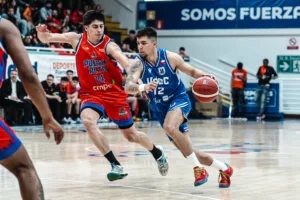 Con un inspirado Nicolás Aguirre, Básquet UdeC remontó frente a Puente Alto y debutó con un triunfo en el Big-8