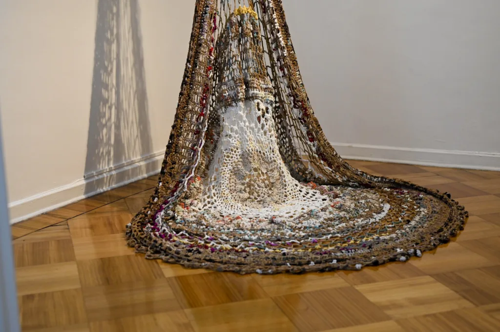 “La modernidad aún está entre nosotras” explora las posibilidades del textil en el arte contemporáneo