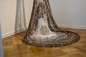 “La modernidad aún está entre nosotras” explora las posibilidades del textil en el arte contemporáneo