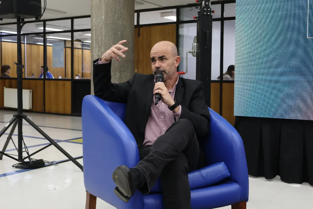 Eduardo Sacheri compartió su obra y trayectoria con lectores de Concepción en Biblioteca UdeC