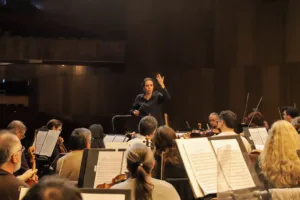 Alejandra Urrutia vuelve a Concepción para dirigir un encuentro musical entre Chile, el clasismo y Francia