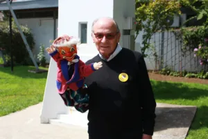 Lientur Rojas Serrano: casi 70 años dedicados a la magia y la dignificación de los títeres