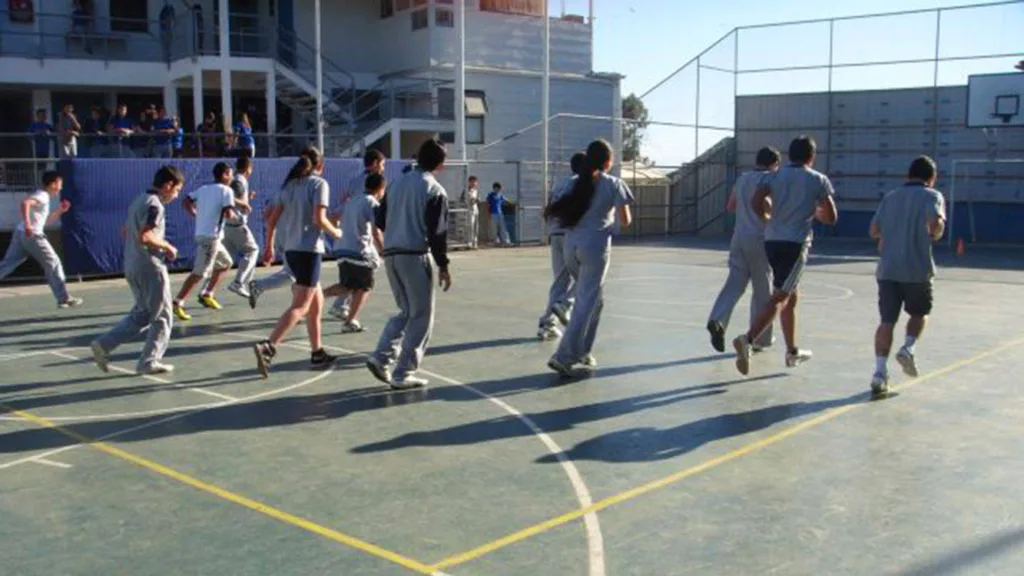 Mineduc recomienda programa «Clases Activas» para reducir el sedentarismo en las aulas