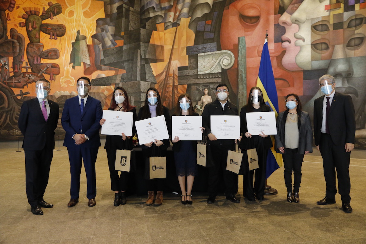 UdeC realizó ceremonia presencial para las y los galardonados con