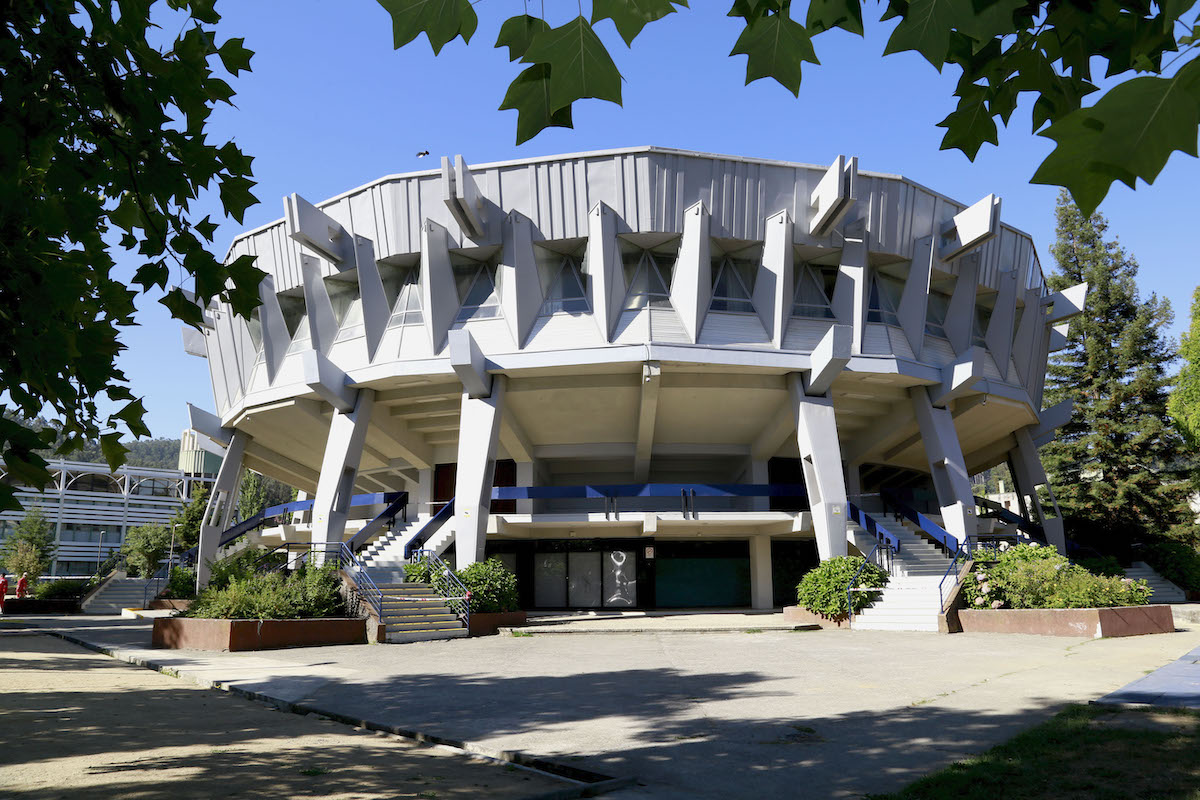 Dirección de Servicios renovó cubierta del icónico edificio de aulas
