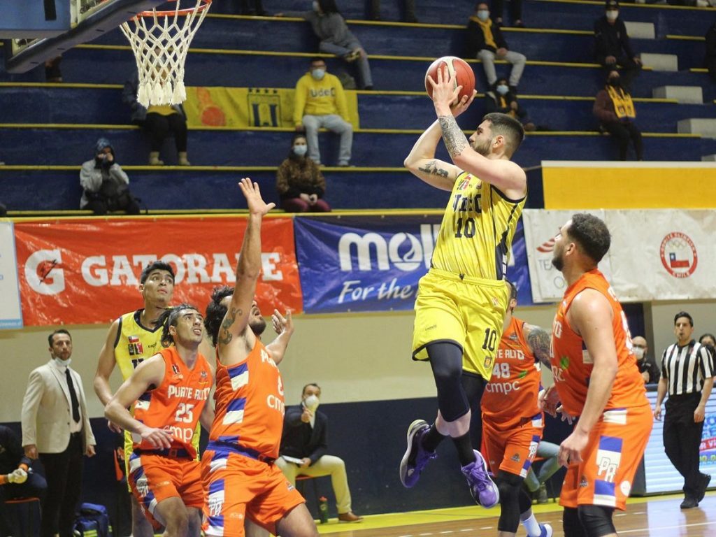Basket UdeC vence en su primer duelo de playoffs con aforo permitido en la Casa del Deporte
