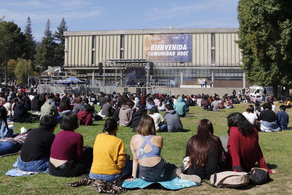 Bienvenida Oficial UdeC: Tres generaciones de estudiantes se reúnen en concurrida recepción universitaria