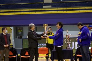 Rector Saavedra recibe el trofeo de la LNB de manos del capitán de Basket UdeC
