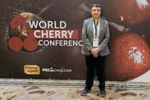 Experto de Agronomía UdeC participó como expositor en el World Cherry Conference