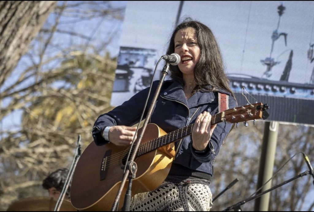 Claudia Melgarejo en Féminas Sinfónicas: una mirada a la sonoridad y belleza de la guitarra traspuesta