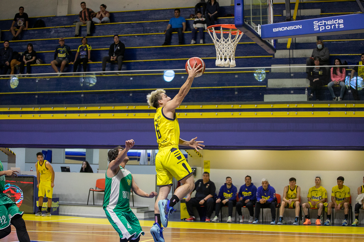 UdeC se estrena con victoria en el Campeonato Nacional Universitario de  Básquetbol Masculino - Noticias UdeC