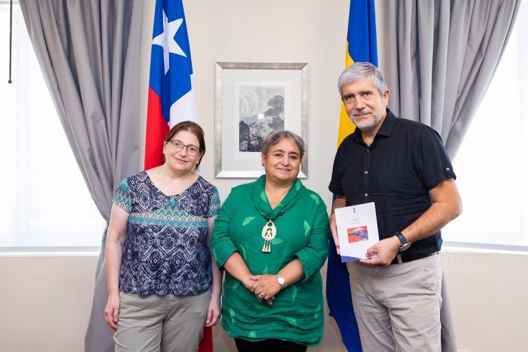 Poeta Rosabetty Muñoz se reunió con Rector Saavedra en cierre de su residencia en la UdeC