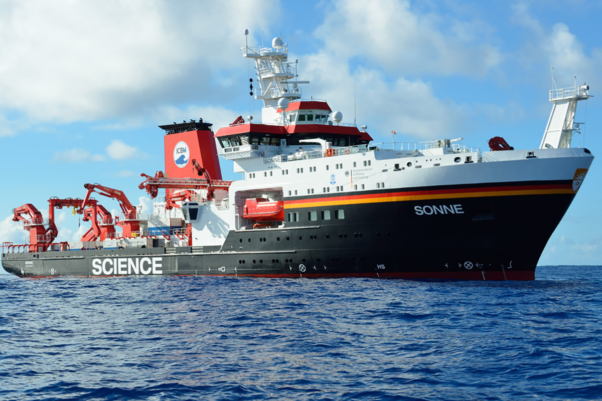 Die wissenschaftliche Expedition wird an Bord des deutschen Schiffes SONNE die chilenische See erkunden Die wissenschaftliche Expedition wird an Bord des deutschen Schiffes SONNE die chilenische See erkunden