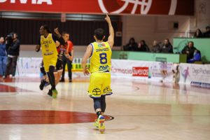 Carrasco indicó el camino: Basket UdeC arrasó en el tercer partido y quedó a una victoria de la gran final