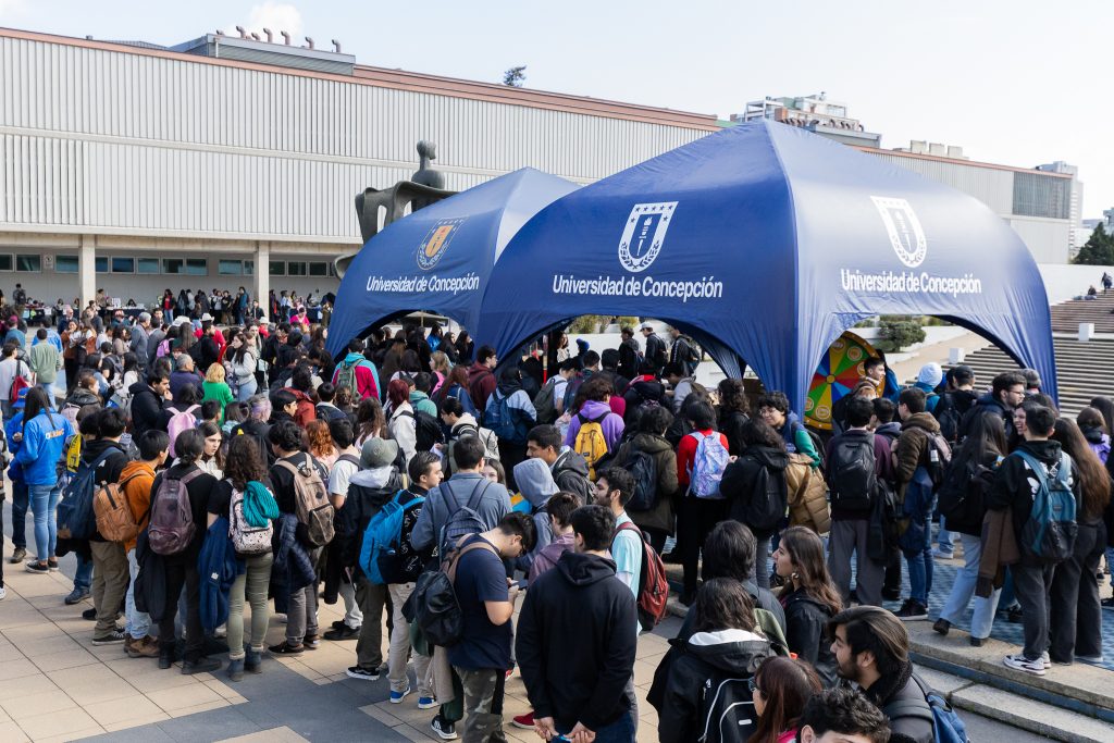 Encuentro «Junt+s Acredi7amos la UdeC» reunió a miles de personas en el Foro